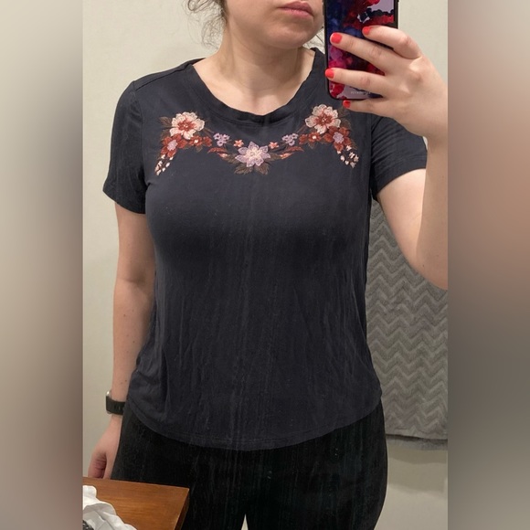 American Eagle gray flower tee - Picture 4 of 4